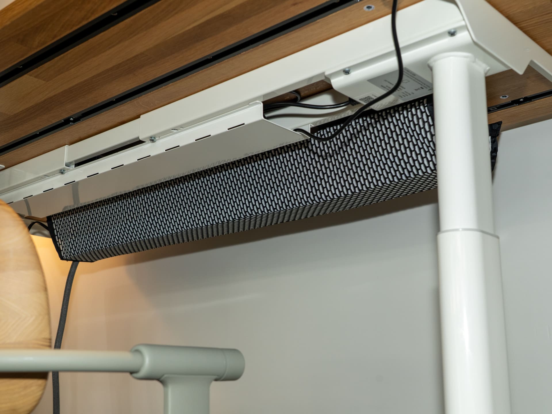 天板裏に設置できる「Mesh Cable Holder」