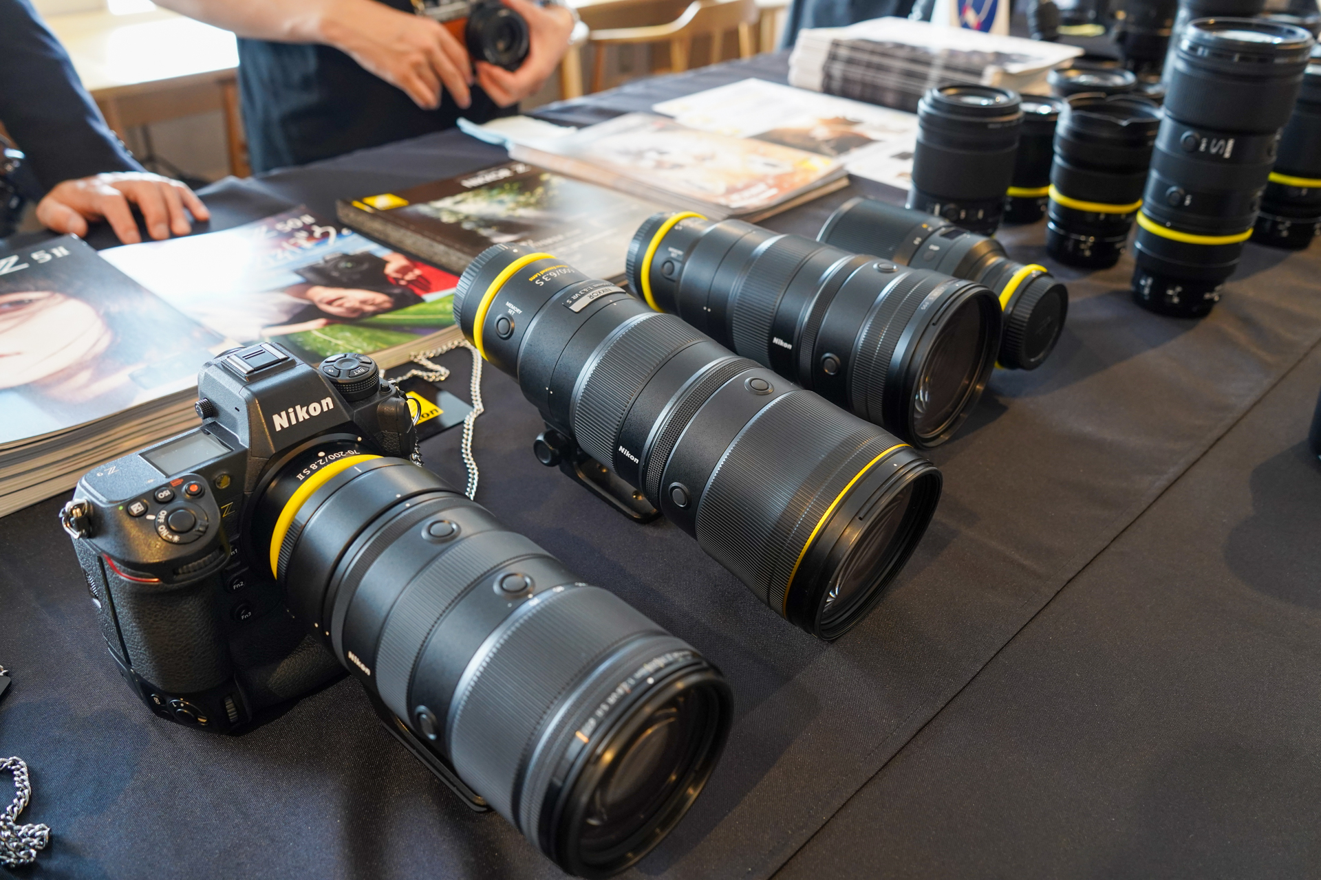 手前が「NIKKOR Z 70-200mm f/2.8 VR S II」。他にも「ZR」など新製品を手に取れた