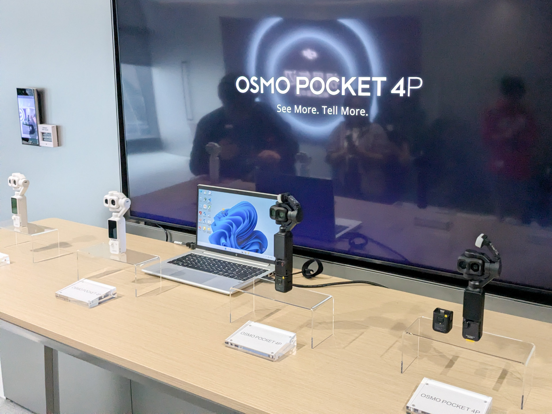 DJI本社に並んだ「Osmo Pocket 4P」