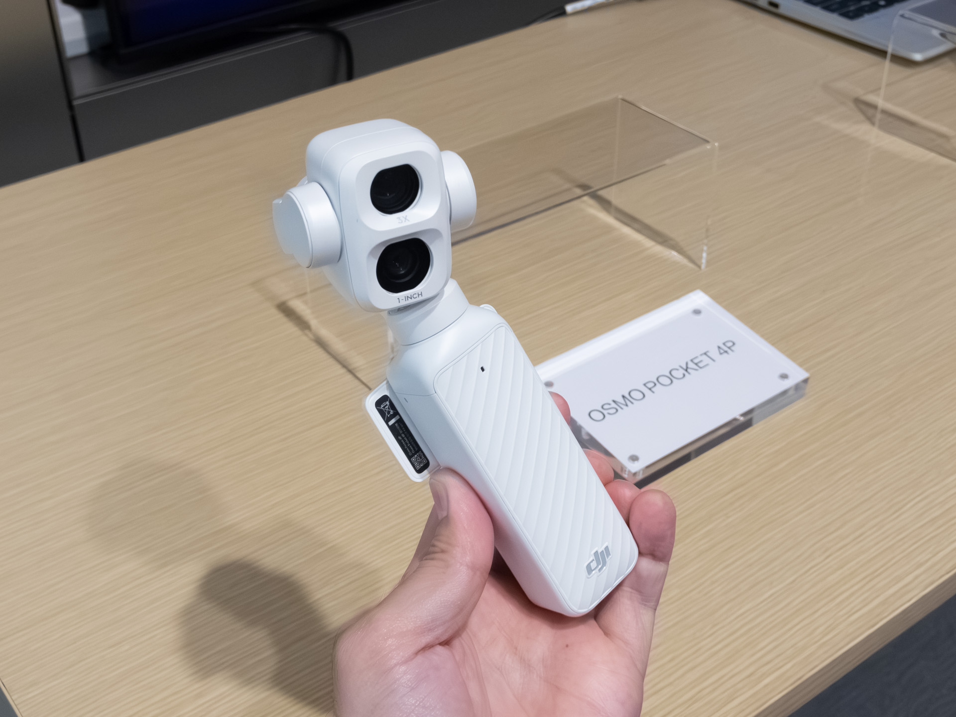 Osmo Pocket 4には無いホワイトモデルも展示されていた