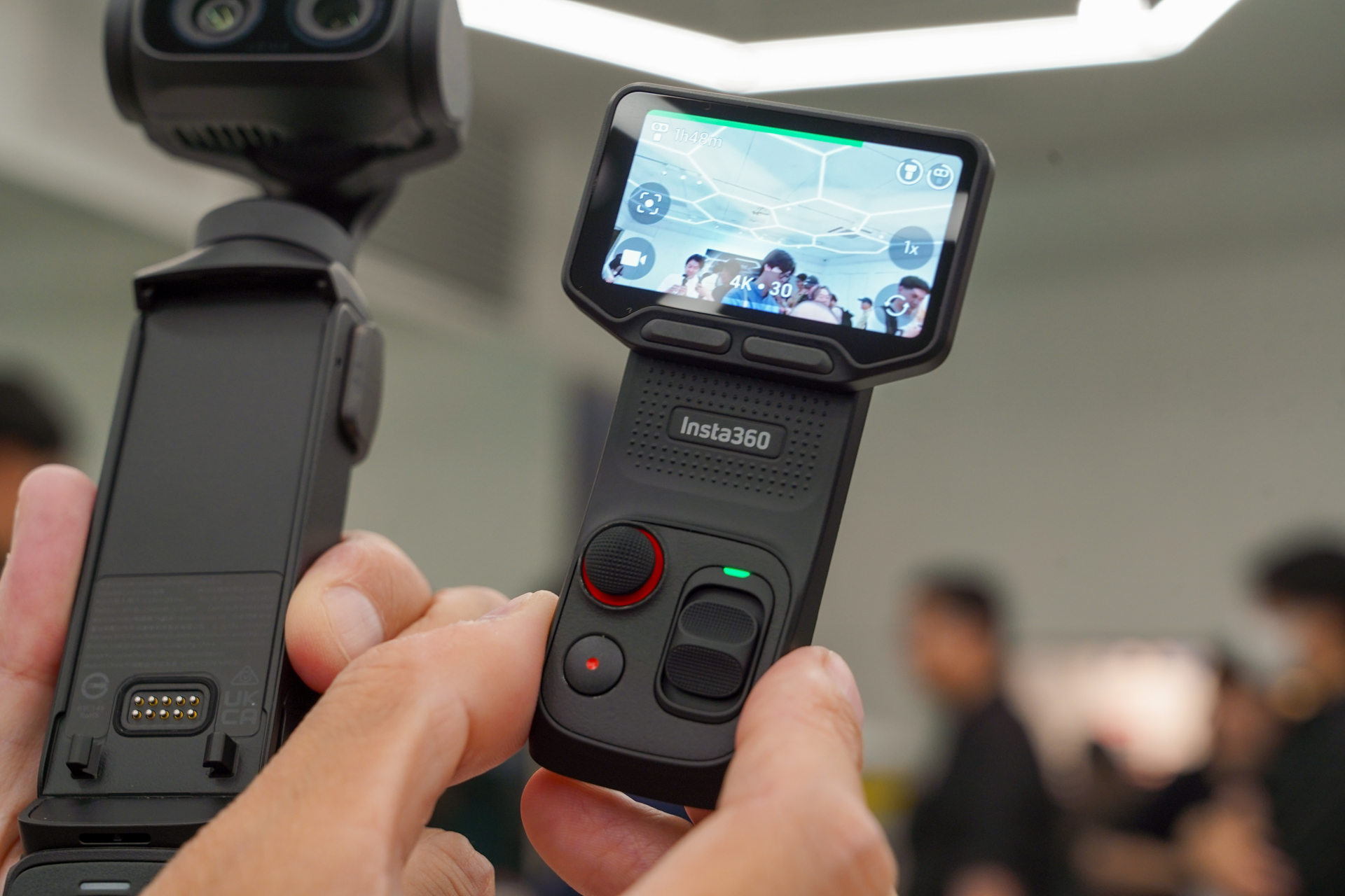 着脱式の2インチOLEDタッチスクリーン。ジョイスティックやレバーなどの操作部も分離できる