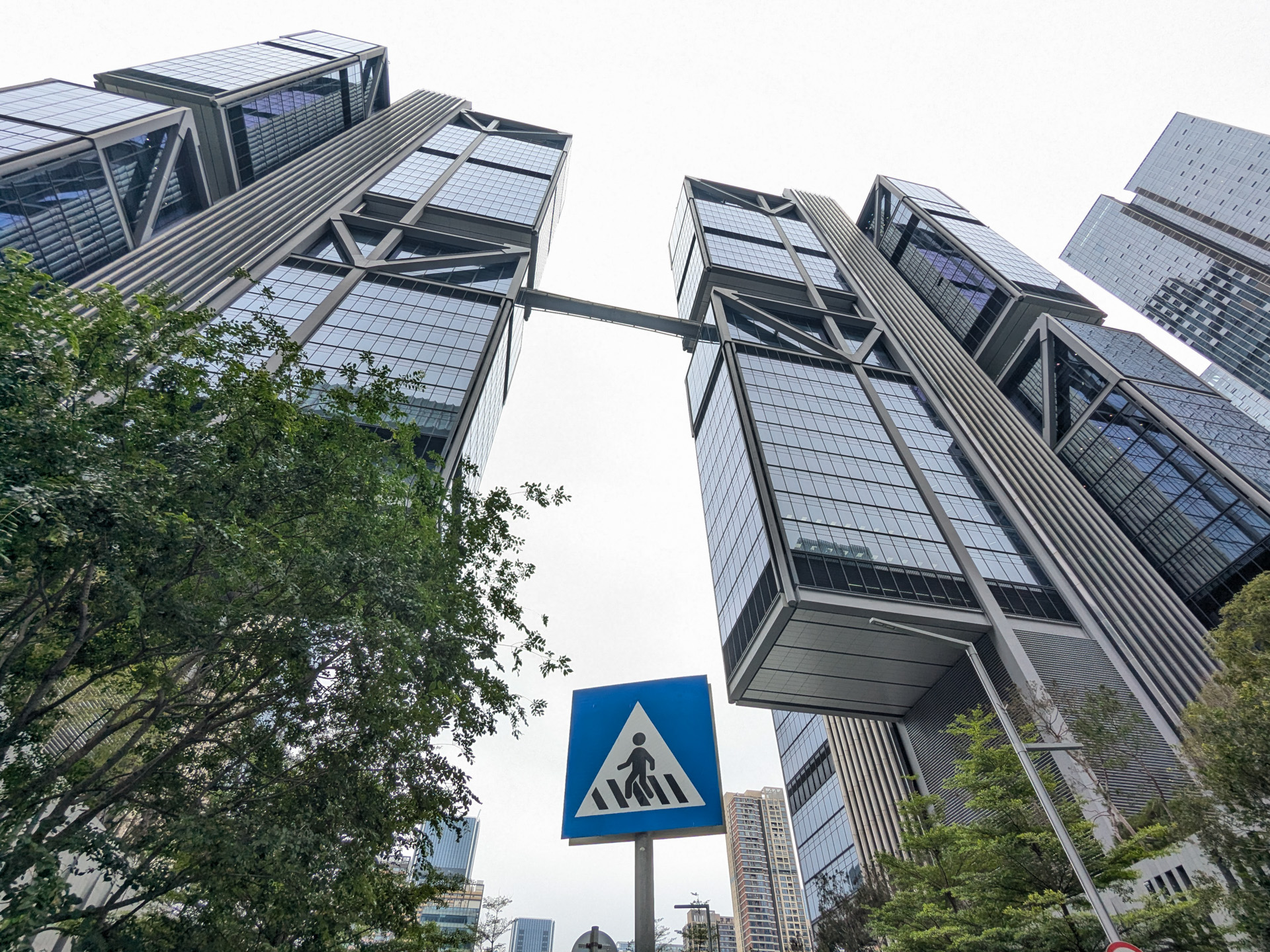 道を挟んで建つ2つのタワーがDJI Sky City