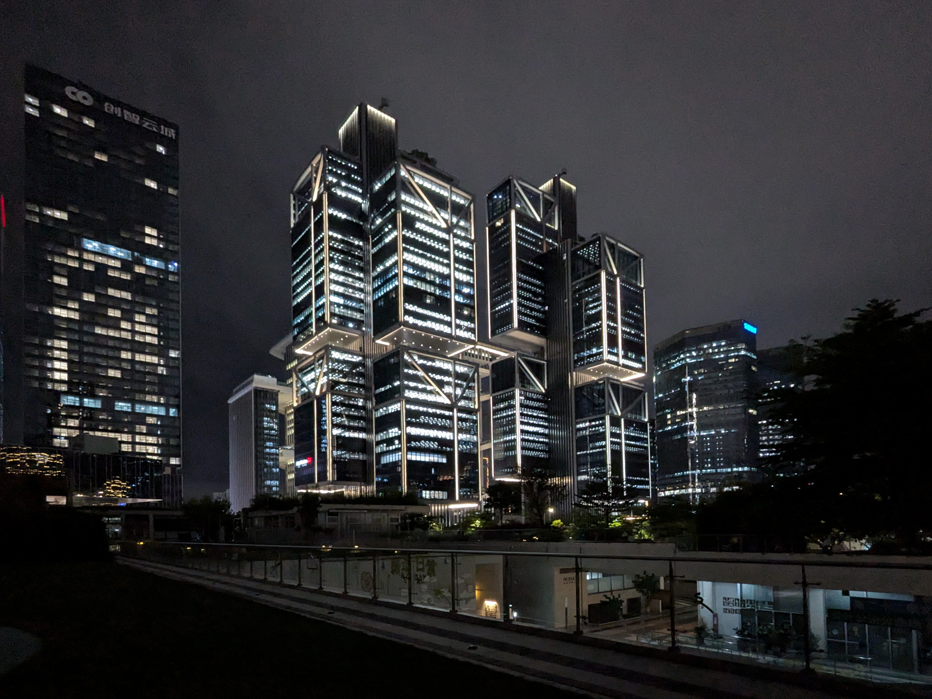 DJI本社「Sky City」はイルミネーションにも凝っているとのことで、全体が見える公園を案内された。夜に見てもひときわ目立つ外観