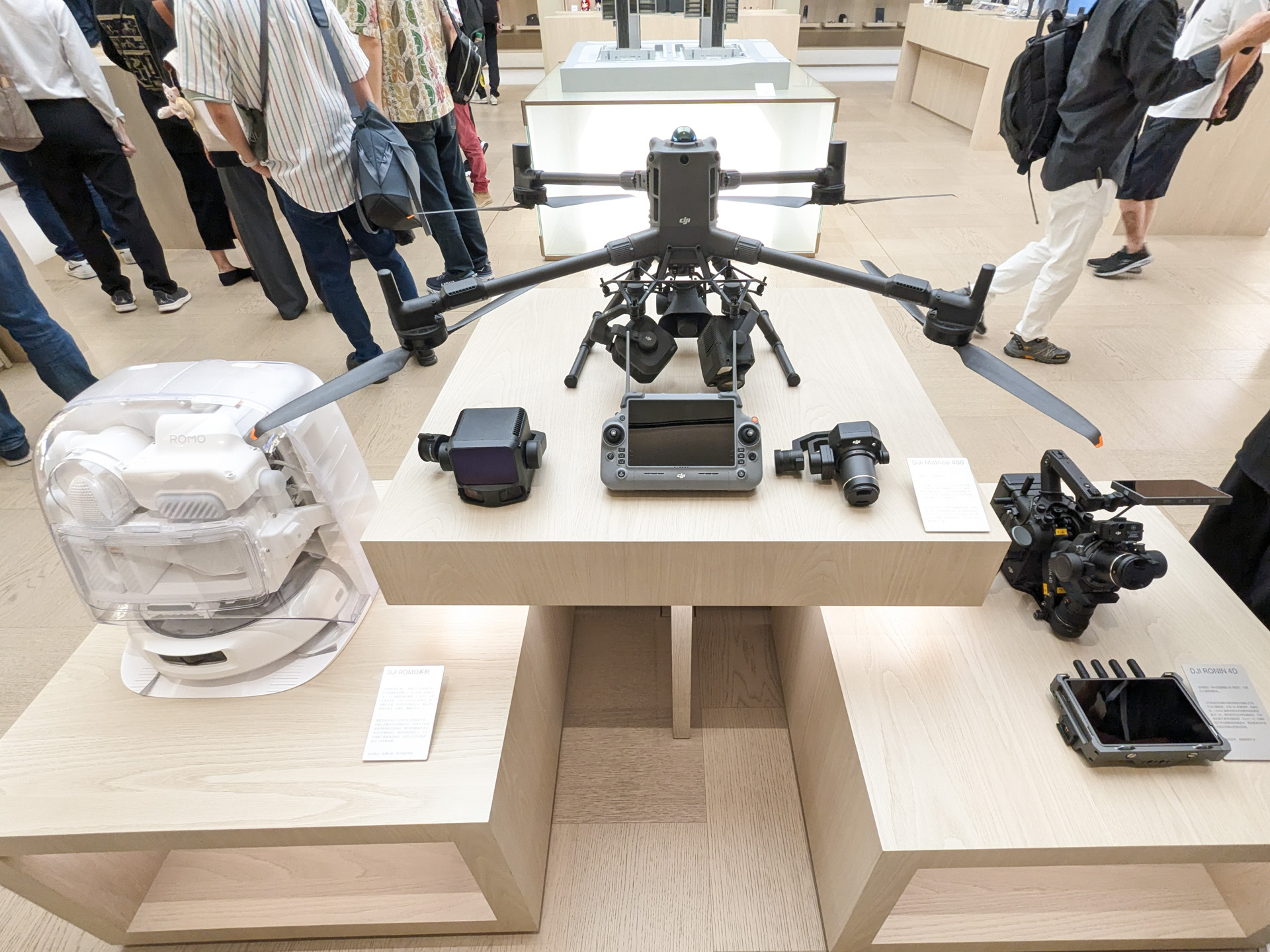 プロ向けドローンやロボット掃除機も展示されていた