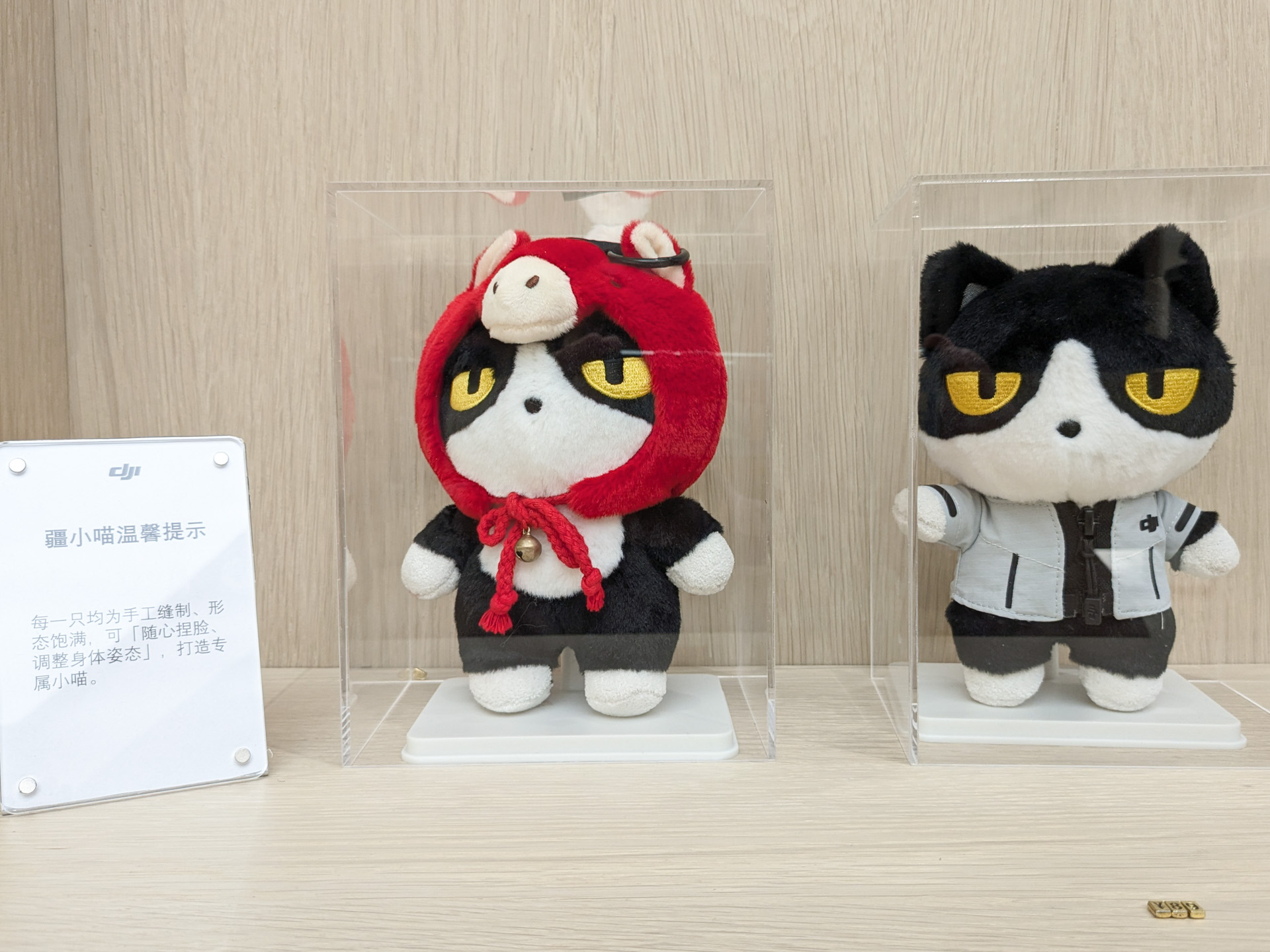 DJIのキャラクターぬいぐるみも購入できる。左は干支バージョン（馬）