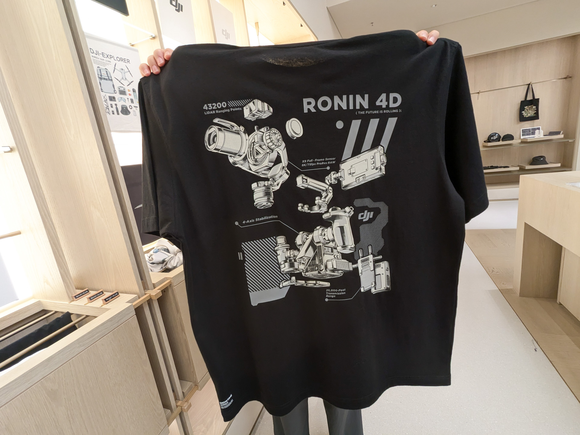 こちらはRonin 4DのTシャツ