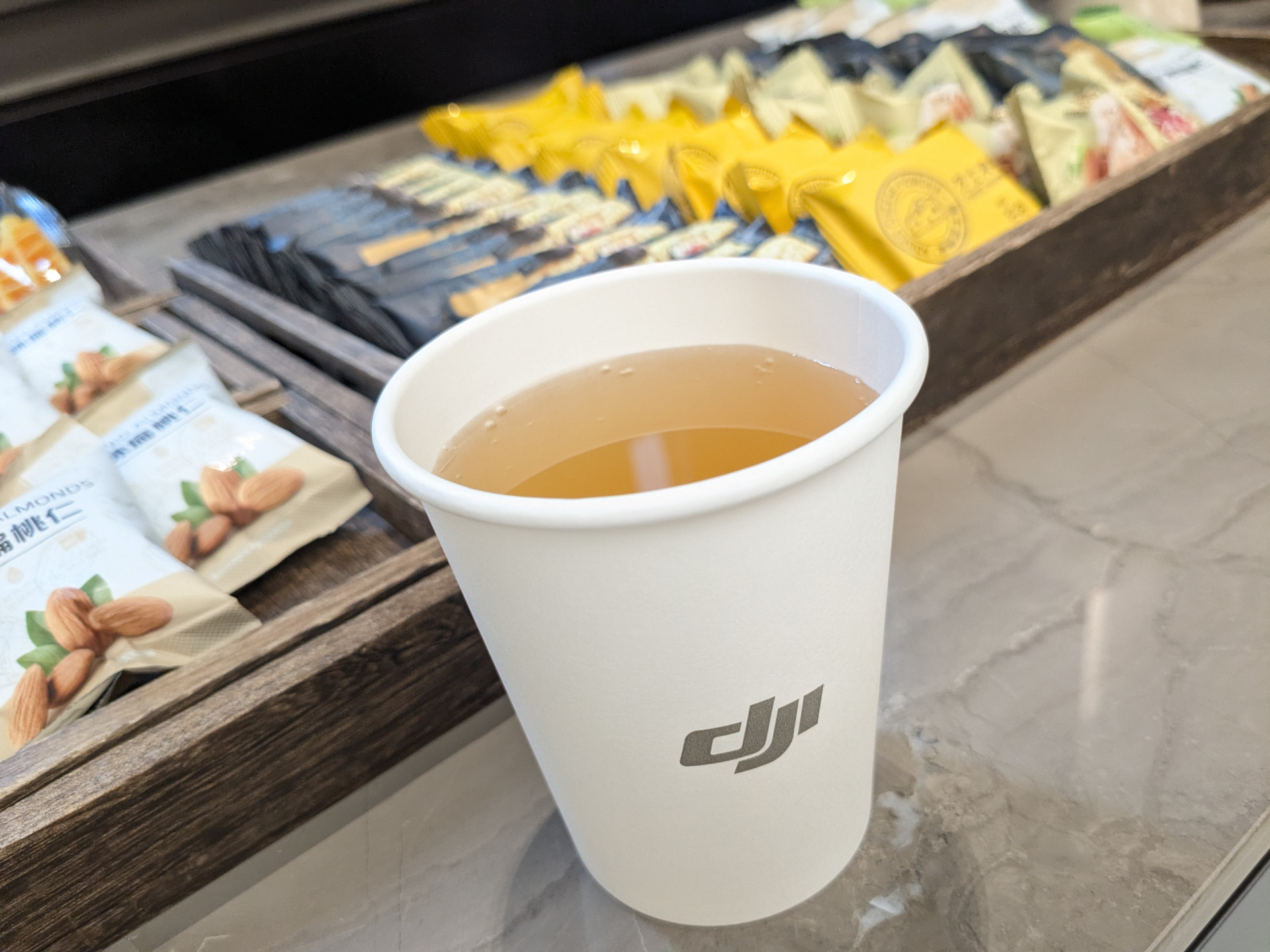 ロゴ入りのカップでお茶が提供される