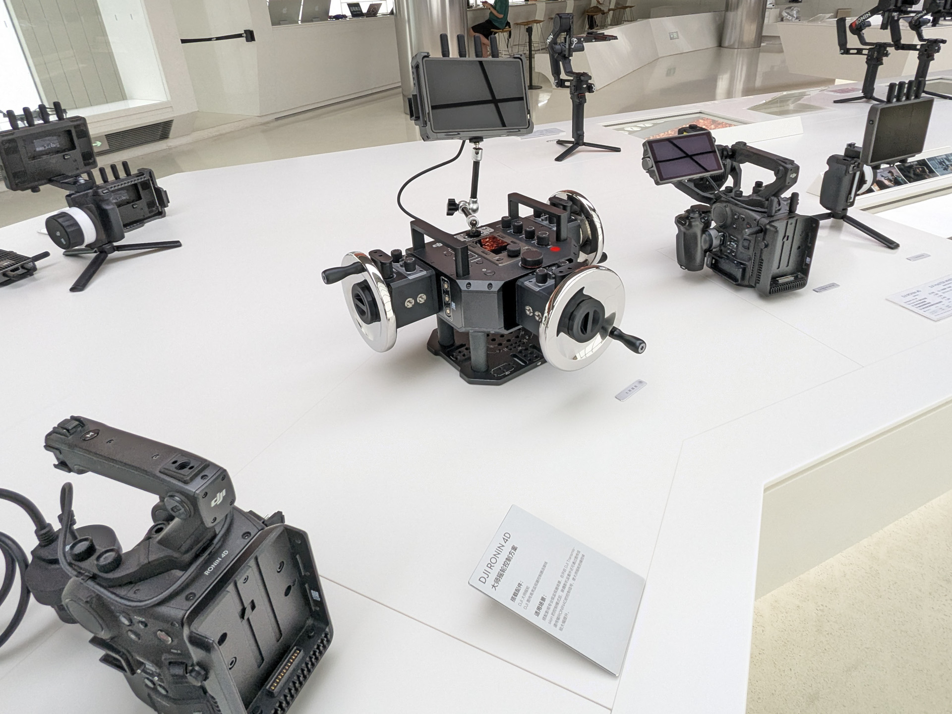 あまり見る機会のないプロ向け映像機材のコーナー。中央はジンバルの精密コントローラーで100万円以上するアイテムだ