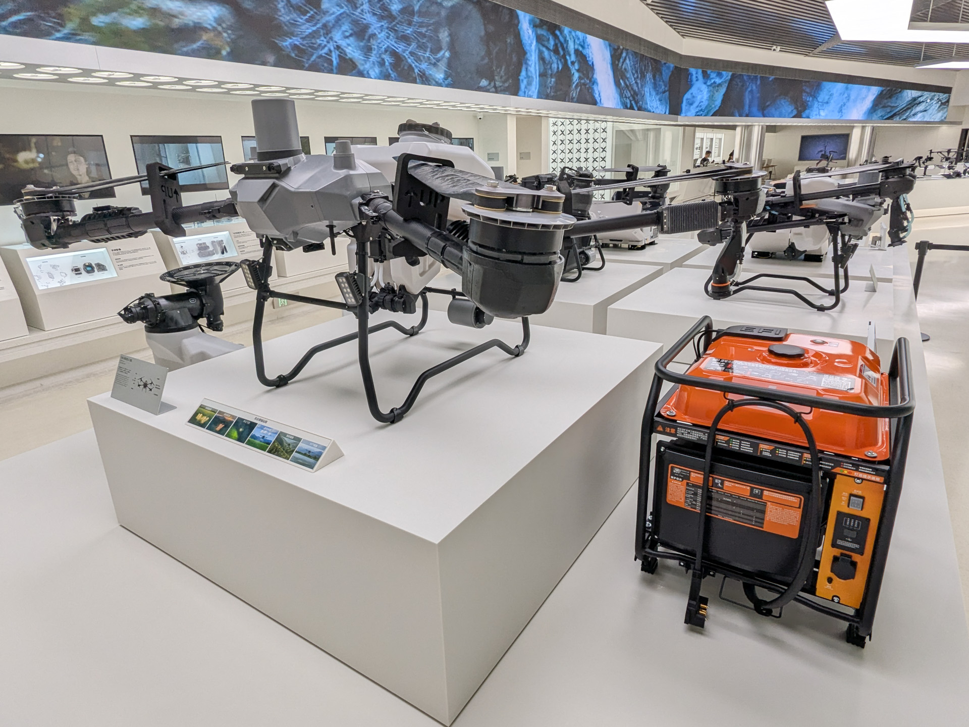 農薬散布などに使われる大型ドローン。右の装置はドローンを充電する発電機で、これもDJI製となっている