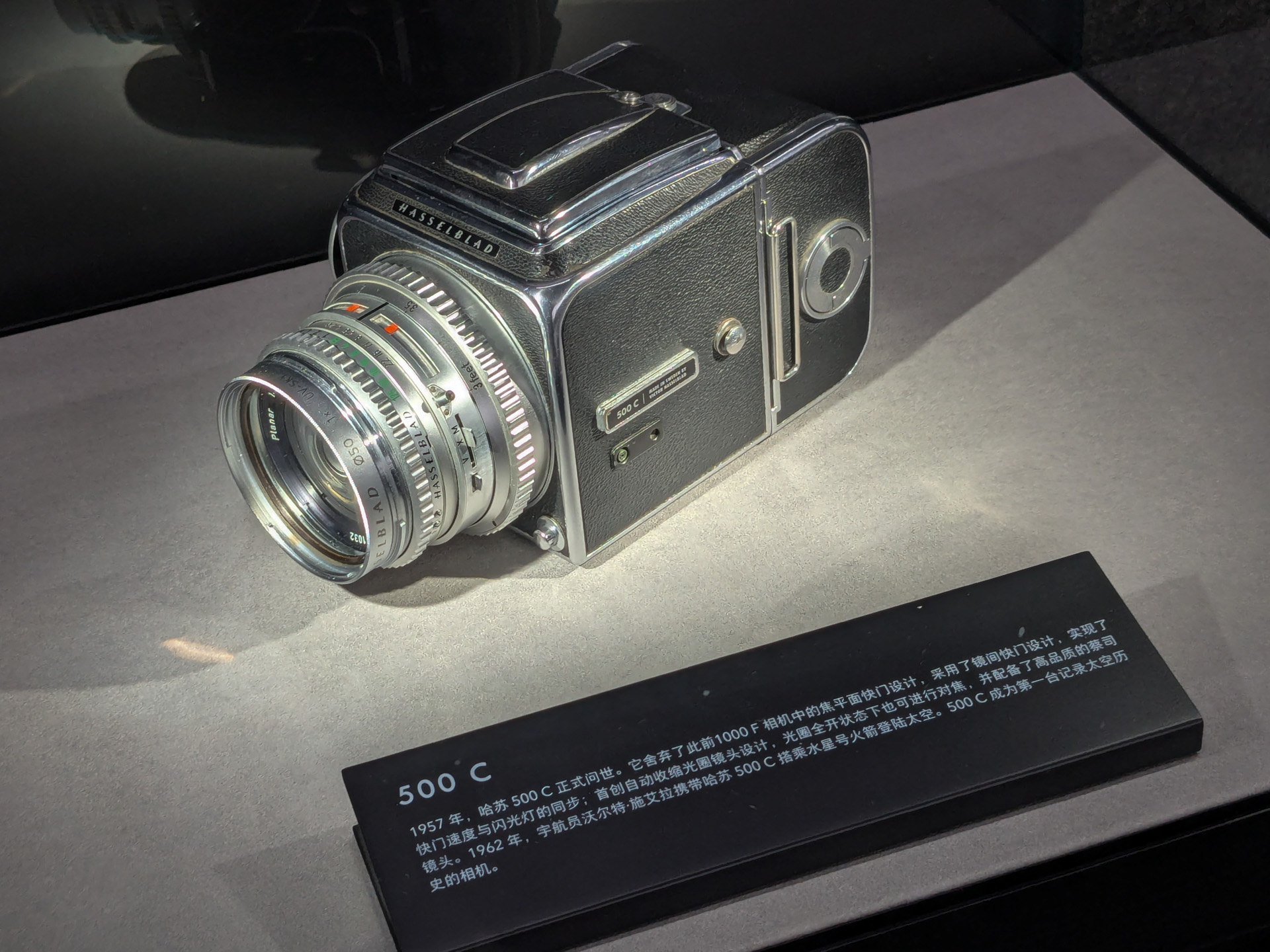Hasselbladと聞いて多くの人がイメージするのはこの「500C」ではないだろうか。1957年に登場し、多くの写真作品を生んだ