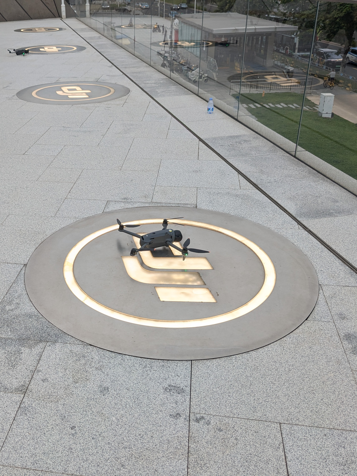 離着陸スペースからドローンを飛ばした。機体は「Mavic 4 Pro」