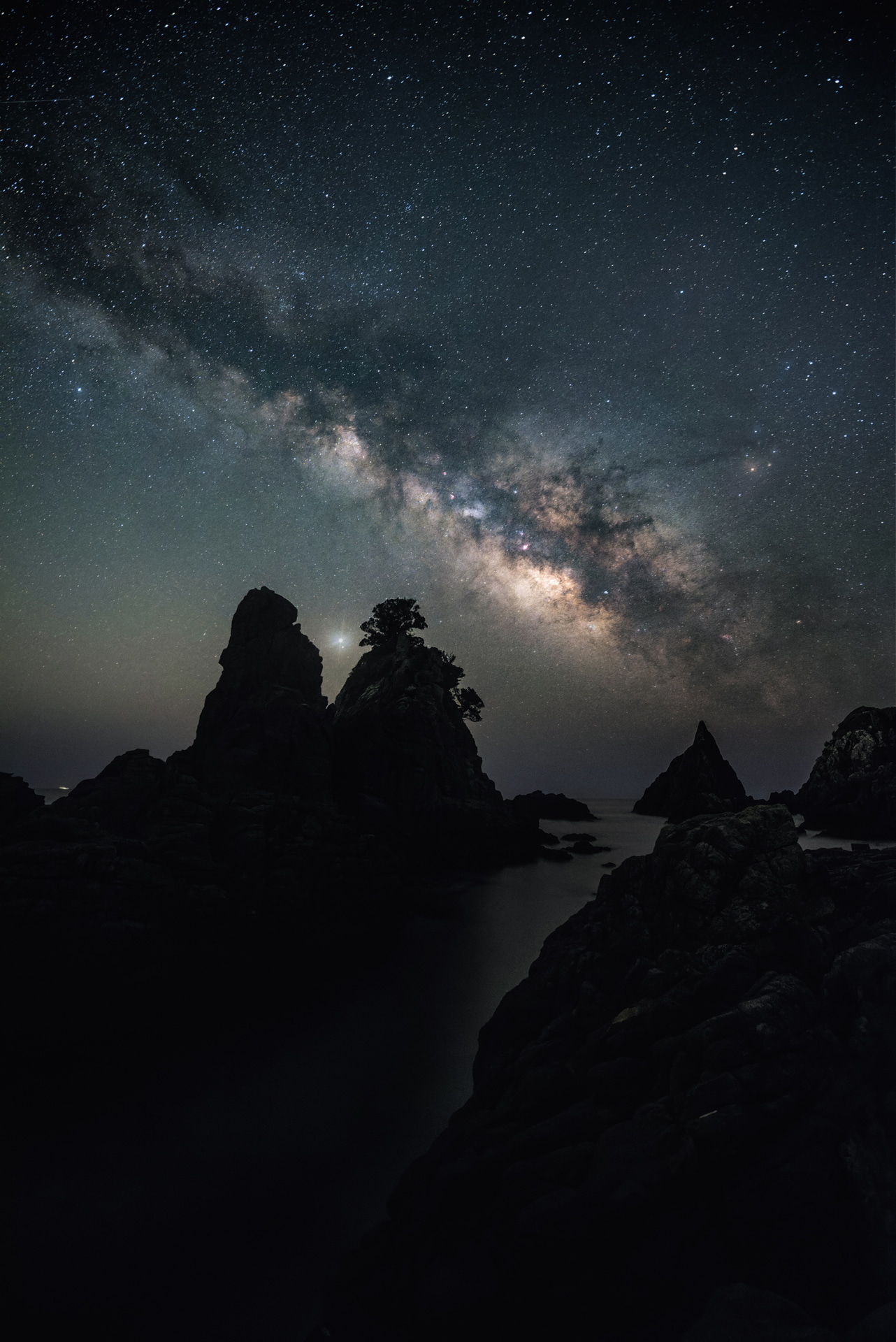 <span class="fnt-85">ニコン D810A／AF-S NIKKOR 14-24mm f/2.8G ED／14mm／マニュアル露出（F2.8、25秒）／ISO 10000／WB：晴天<br>※この写真はDxO PureRAW 6でノイズ除去後に現像ソフトを使用して仕上げています</span>