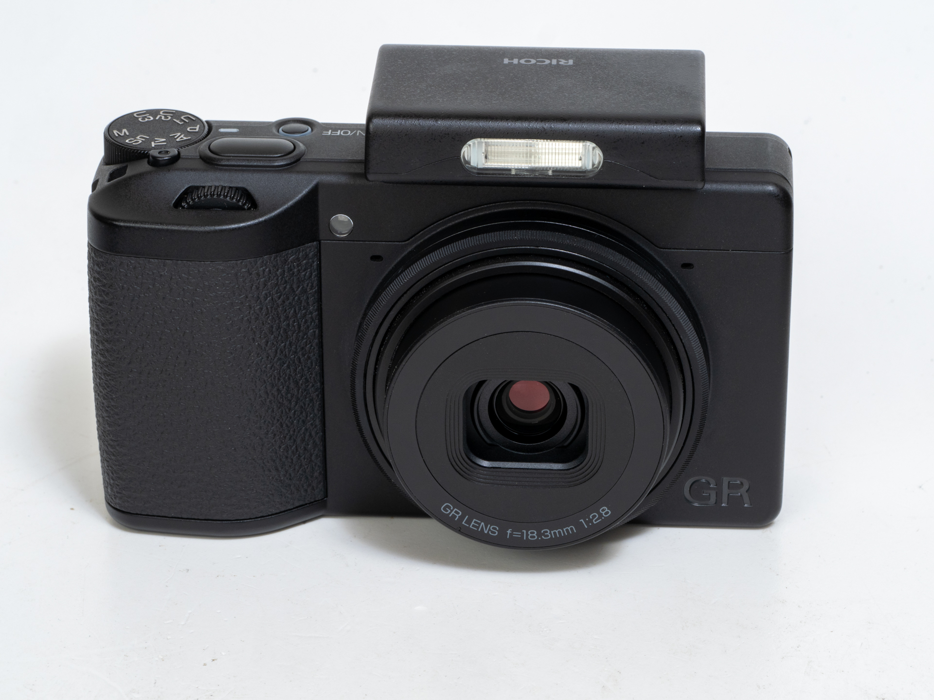 GR専用のフラッシュGF-2を装着。けっこう使用頻度高いです。あたりまえですが、全速同調すること、露出精度が高いことも気に入っております。