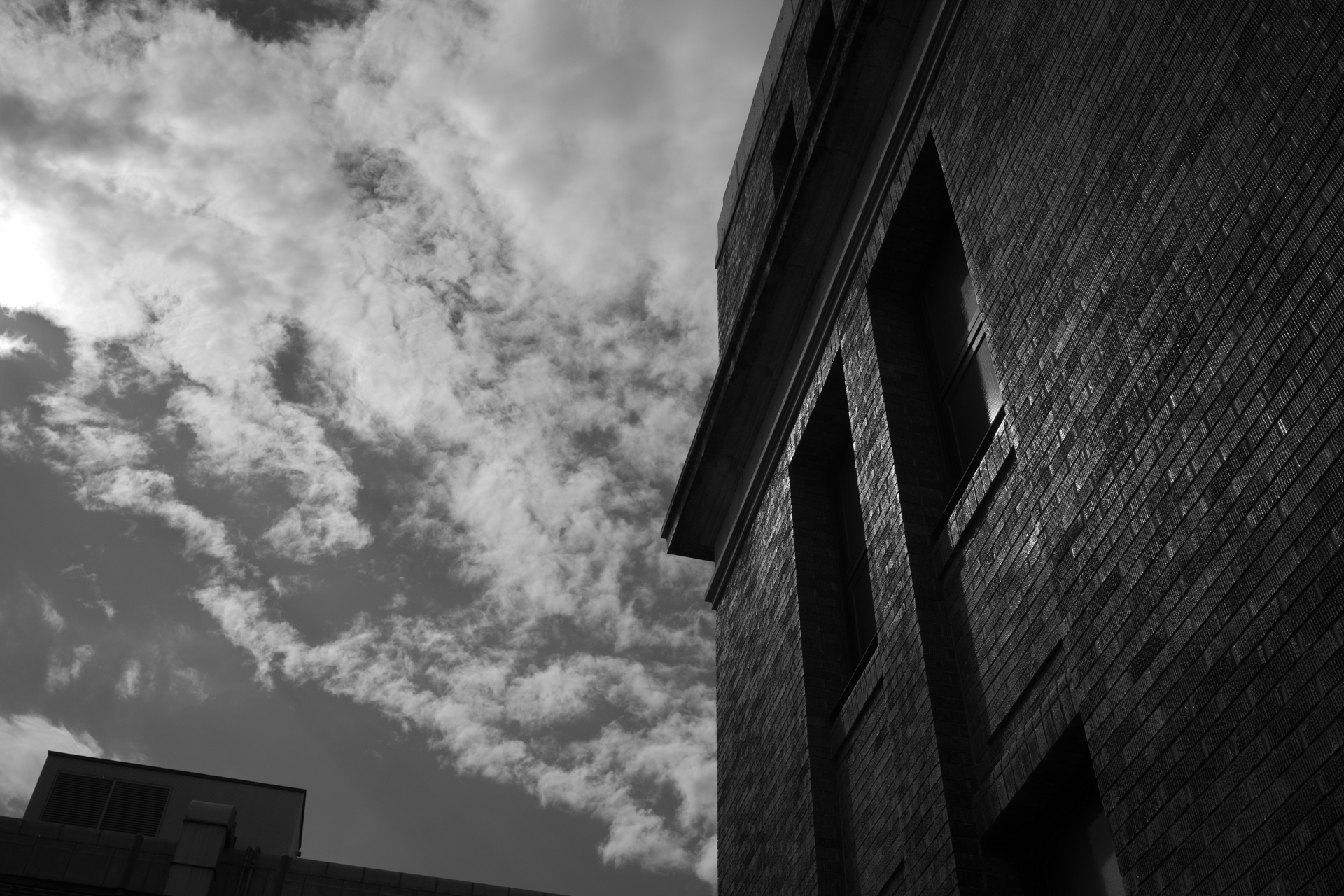 露出を切り詰めて、雲をより強めに出すという、昔からの定石ですけど、フィルムの場合は赤フィルターを使うと露光倍数が大きくかかり、しかも、受光素子の感度特性に影響するのでマニュアルで撮影したことを思い出しました。<br><span class="fnt-85">RICOH GR IV Monochrome／GR IV LENS 18.3mm F2.8／絞り優先AE（1/800秒、F5.6、−0.7EV）／ISO 200／イメージコントロール: スタンダード</span>