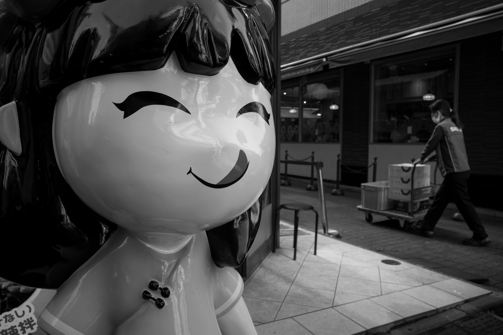 カラーでは愛らしい感じがするマネキン看板でも、モノクロにするとちょっと怖くなったりします。でもハイライトの調子が綺麗で、滑らかです。<br><span class="fnt-85">RICOH GR IV Monochrome／GR IV LENS 18.3mm F2.8／絞り優先AE（1/640秒、F5.6、−0.3EV）／ISO 800／イメージコントロール: スタンダード</span>