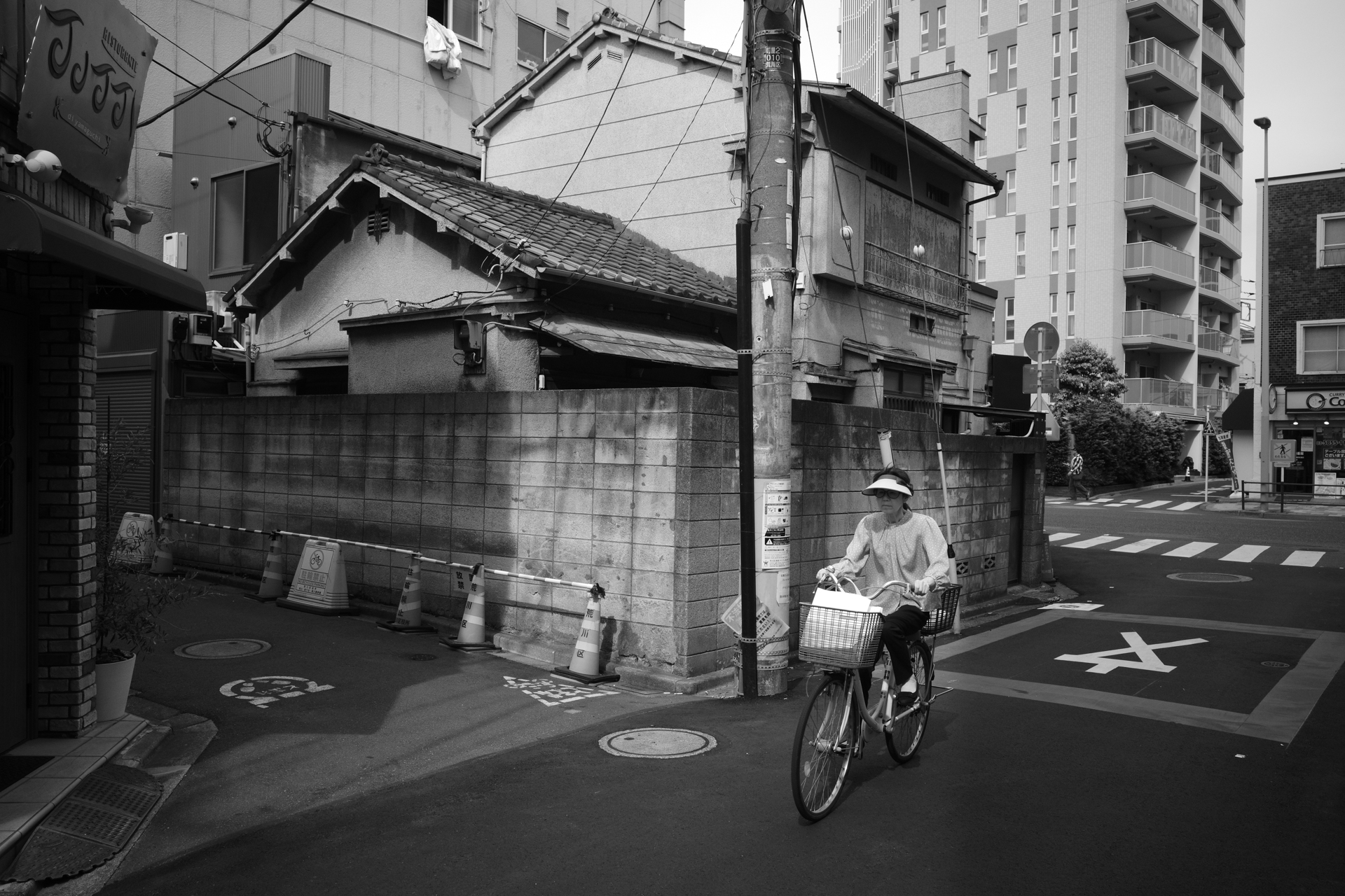 モノクロ写真しか撮れないカメラとなれば、町ではスナップをガンガン撮影したくなるわけです。GRがモノクロに特化したカメラを用意したのは必然だったようにも思うのです。イメージコントロールはソリッドです。<br><span class="fnt-85">RICOH GR IV Monochrome／GR IV LENS 18.3mm F2.8／シャッター優先AE（1/800秒、F4、−0.7EV）／ISO 800／イメージコントロール: ソリッド</span>
