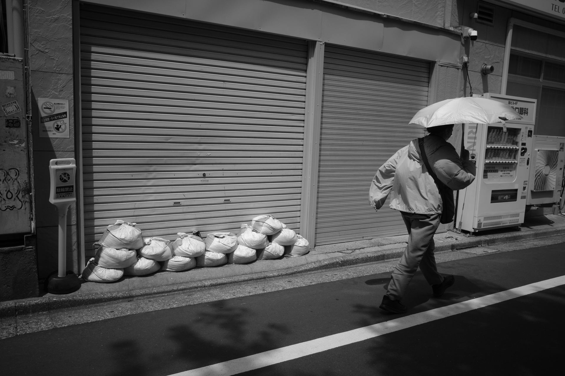 呼吸をするようにシャッターを押せるのが理想なんですが、モノクロ化したGRはより光の生み出すドラマに反応するような気がするわけです。<br><span class="fnt-85">RICOH GR IV Monochrome／GR IV LENS 18.3mm F2.8／シャッター優先AE（1/1,250秒、F4、−0.7EV）／ISO 400／イメージコントロール: スタンダード</span>