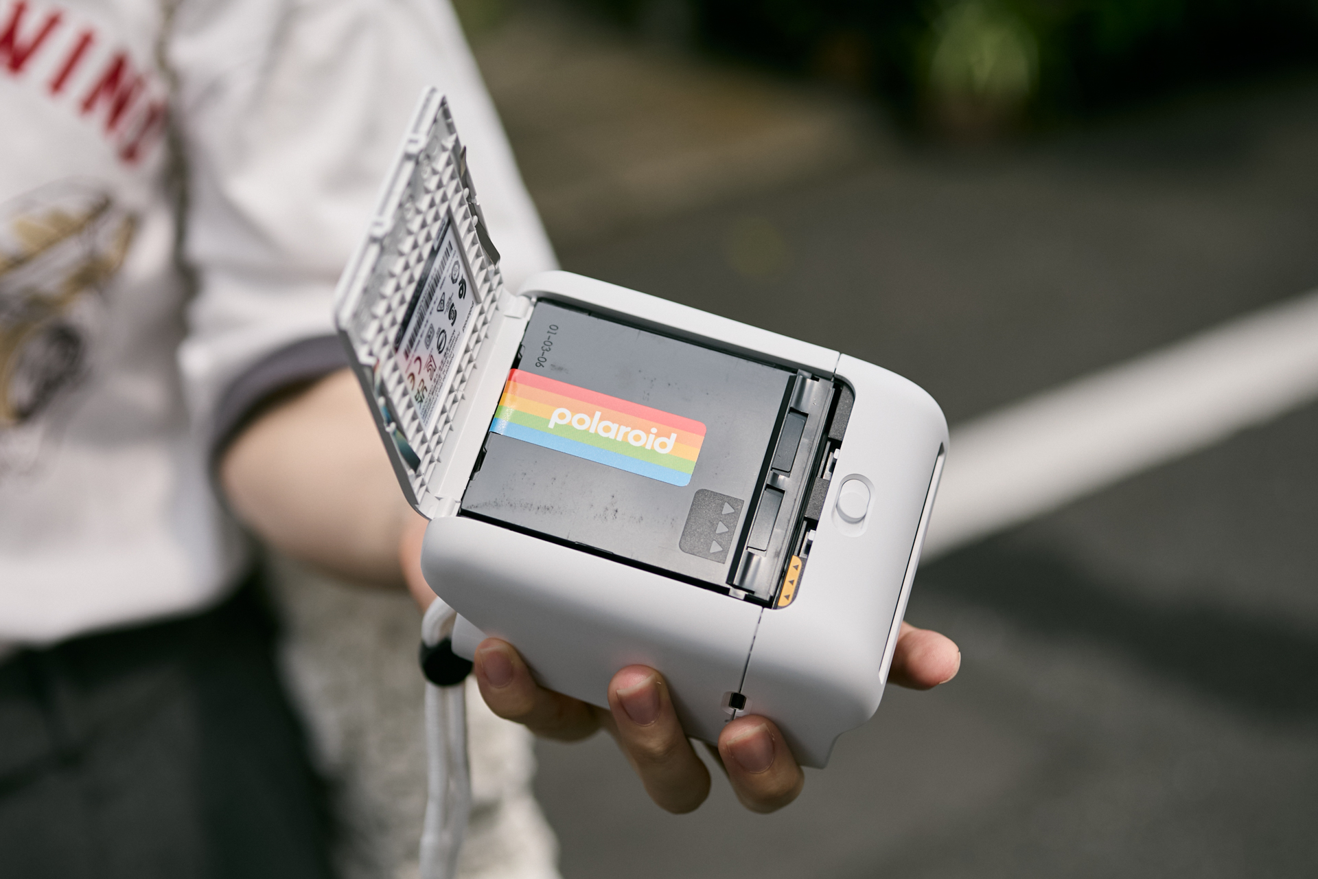 正しくフィルム装填成功。フィルムにもレインボーのデザインが施されている
