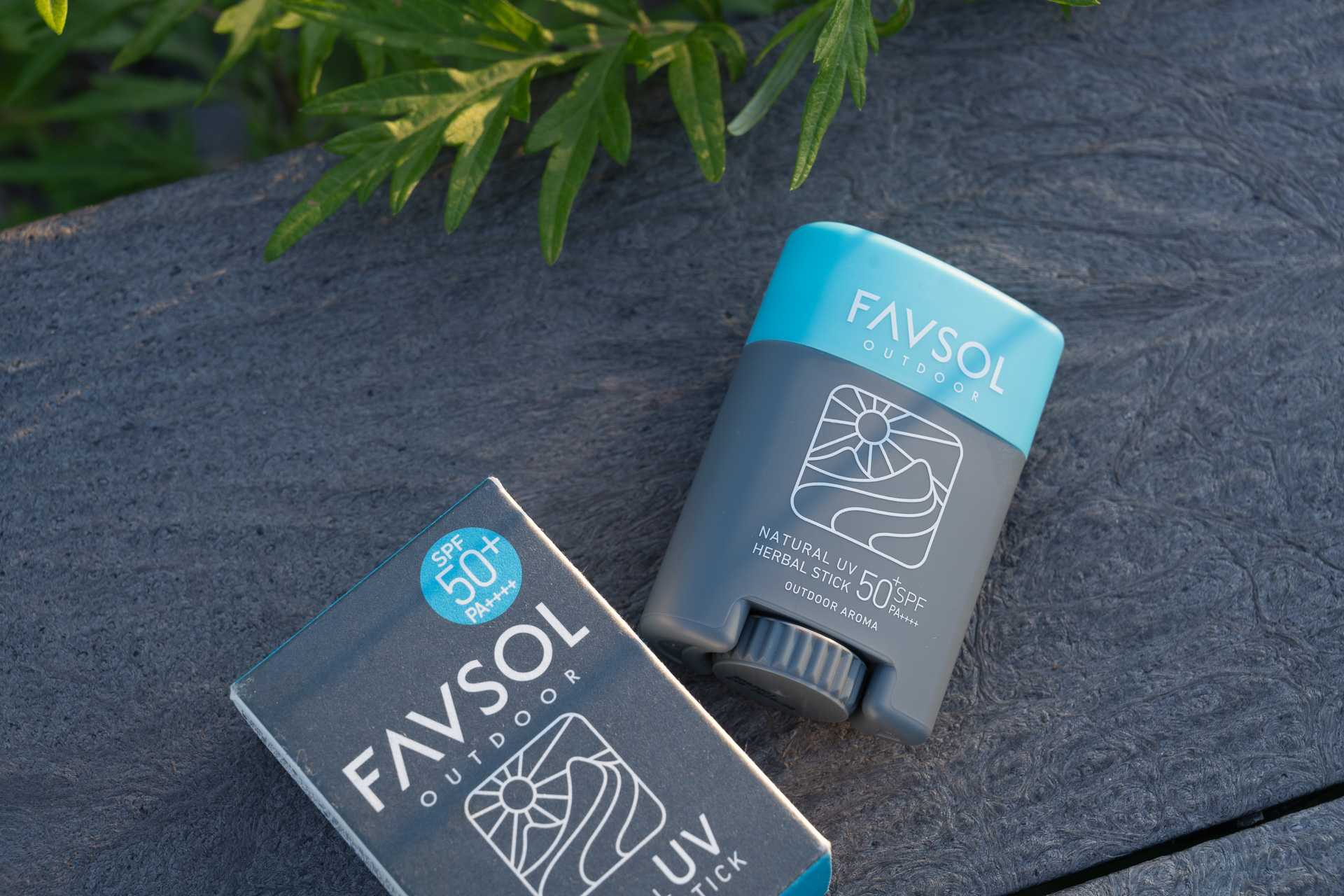 日焼け止めと虫除けが一緒になったFAVSOL NATURAL UV HERBAL STICK