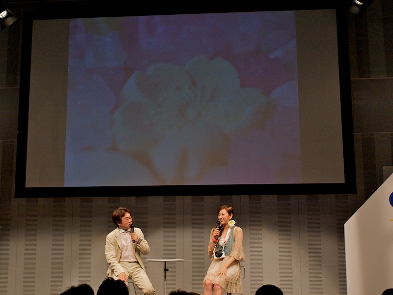 <b>E-520のお披露目を兼ねていた2008年のPhoto Festa。ステージでは斉藤巧一郎氏と浅田舞選手がトークを行なった</b>