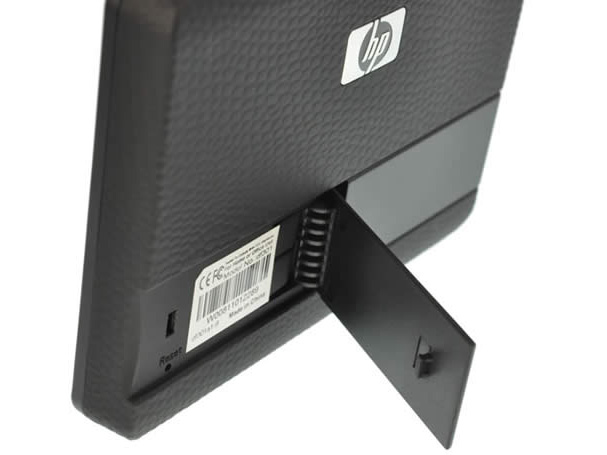 <b>背面に開閉式スタンドを設ける</b>