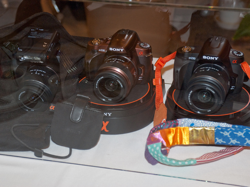 <b>会場には25日発売の「α380」、「α330」、「α230」も展示していた</b>