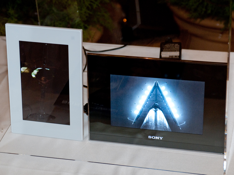 <b>デジタルフォトフレームでは受賞作品のスライドショーを再生</b>