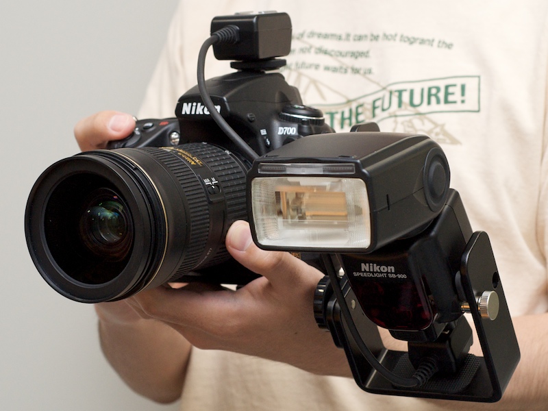 <b>UNX-8111の使用例。D700とSB-900を装着している。発光部の高さをなるべくレンズの高さに合わせてみた</b>