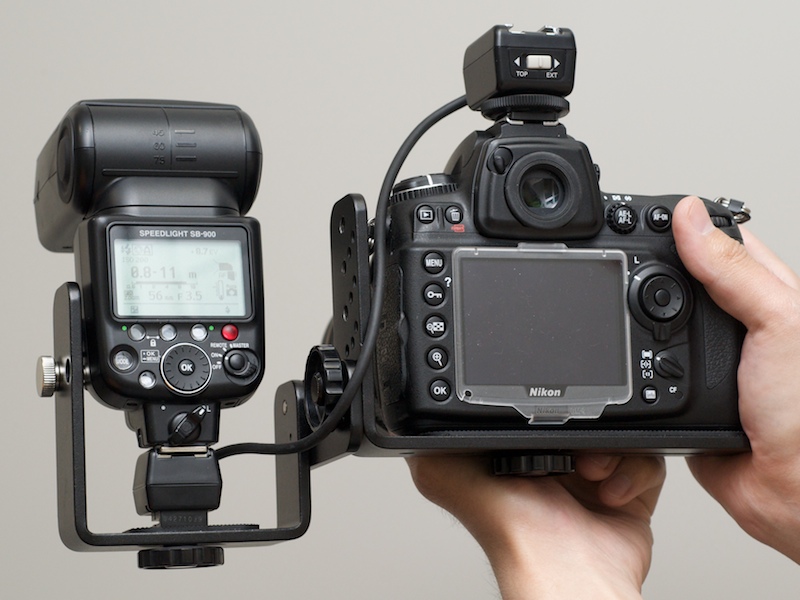 <b>撮影者側から見たところ。内蔵ストロボのコマンダー機能を使えば、シンクロコードを省くという選択肢もある</b>