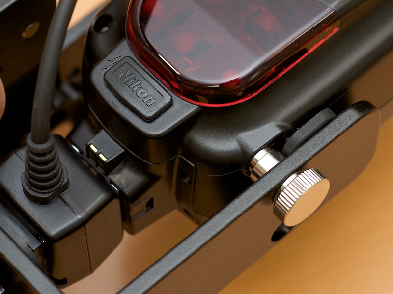 <b>ニコンSB-900の結合例。付属のナット・ネジを使う</b>