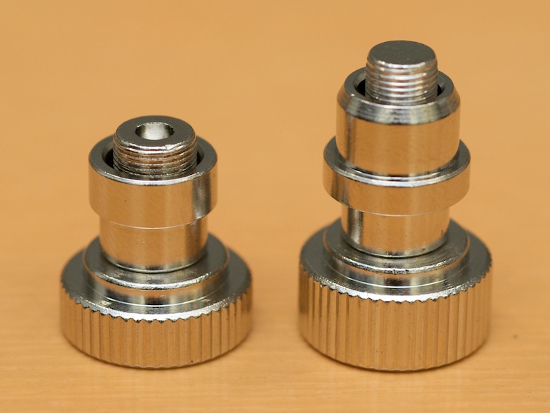 <b>付属のナット・ネジ。左がニコン用、右がキヤノン用</b>