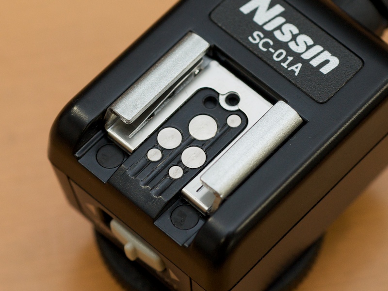 <b>マルチコンタクトシューを採用。各社のTTL調光に対応する</b>