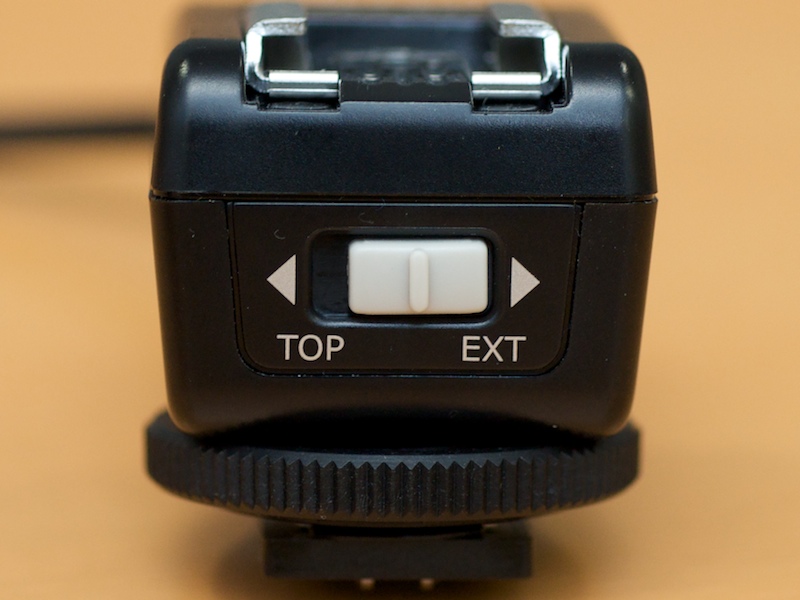 <b>どちらのストロボを発光させるかは、切替スイッチで選択可能。TOPにするとカメラバー側、EXTにするとストロボバー側のストロボが発光する</b>