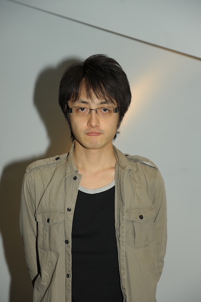 <b>ストロボをカメラのホットシューに装着（レンズの右で発光）</b>