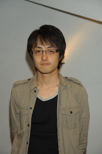 <b>ブラケットを使ってストロボをカメラの直上に装着（レンズの上で発光）</b>