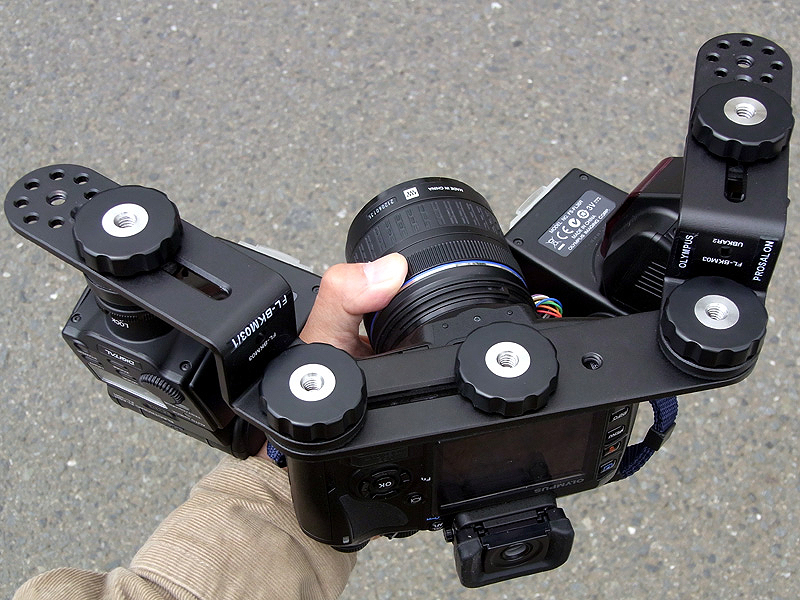 <b>ツインフラッシュブラケットの各パーツは、大型の止めネジでがっちり固定できて安心感がある。しかし高倍率マクロを手持ちで撮影するには、ちょっとシステムが大きくて重すぎる。また外観に迫力がありすぎて、街中で使うにはちょっと目立ちすぎだ</b>