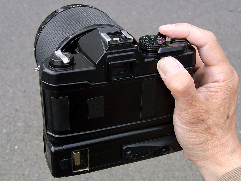 <b>このカメラは貼り皮が経年劣化でボロボロだったので、全てはがしてしまった。ボディ下部にはワインダーが装着されているように見えるが、中にはリングフラッシュの電源回路が内蔵されている。フィルム巻上げはもちろん手動のレバー式。必要最低限の機能がコンパクトに凝縮し、しかも誰でも簡単に失敗しないマクロ撮影ができるよう、さまざまなアイデアが詰まっている。こういうカメラを見ると、非常に参考になるし刺激になる</b>