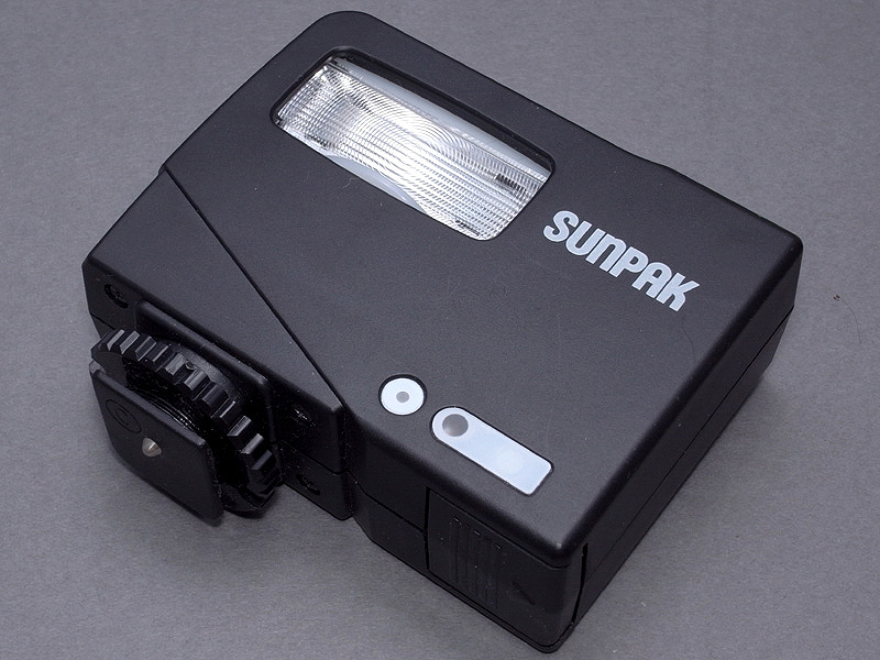 <b>今回の改造のベースとして選んだストロボは、サンパック「PF20XD」である。小型軽量なのに加え、マニュアルで5段階の光量調節ができるので、これをセレクトした</b>