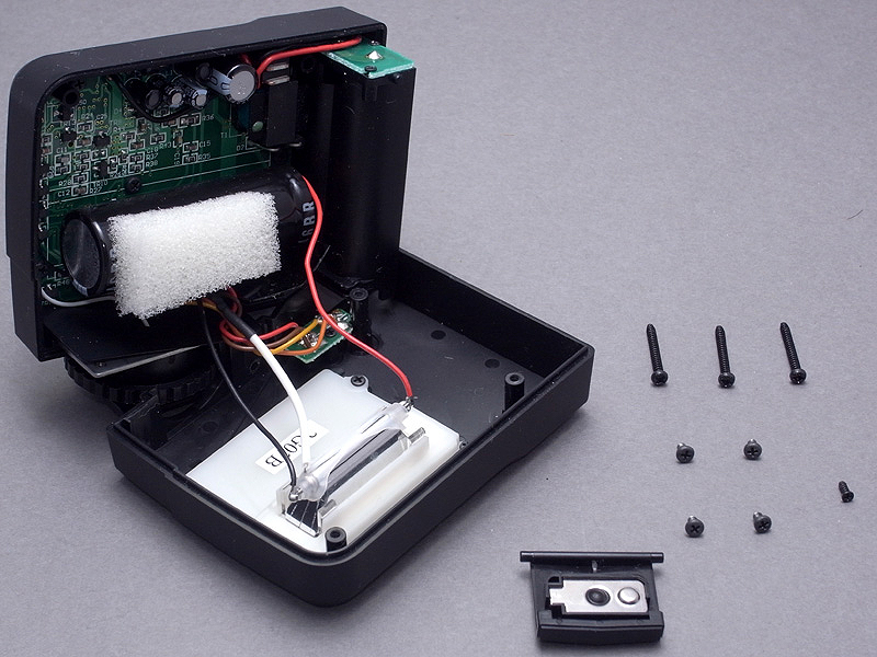 <b>ネジを外してストロボのボディを開けるとこんな感じになる</b>