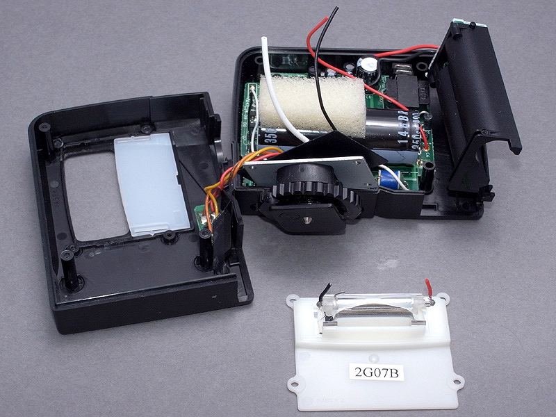 <b>ストロボ発光部は、このようなユニットとして取り外せる</b>