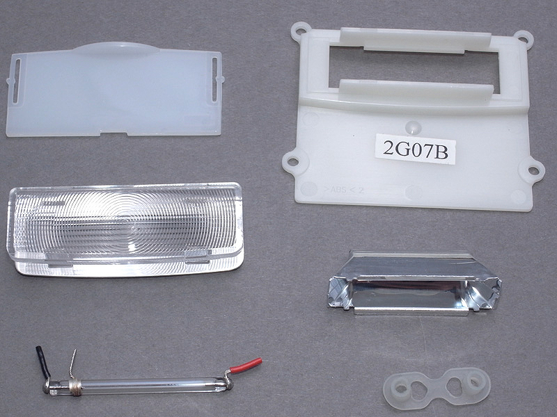 <b>発光部のユニットは、さらにこのようなパーツに分解できる。今回はキセノン管と、「2G07B」のシールの貼られたパーツのみを使用する</b>