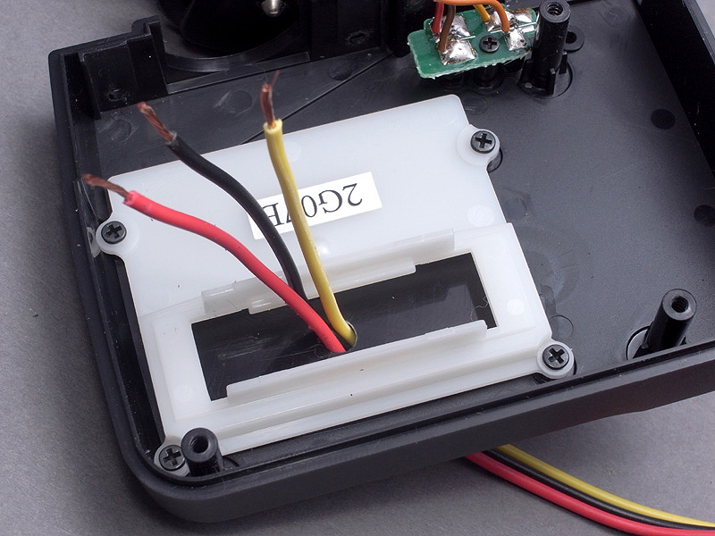 <b>さらに「2G07B」シールのパーツをネジ止めし、自作パーツの穴にキセノン管の延長コードを通す</b>