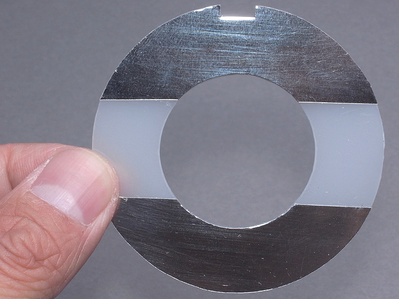 <b>カットしたアクリル板の裏のこのような位置に、薄手のアルミ板を両面テープで貼る</b>