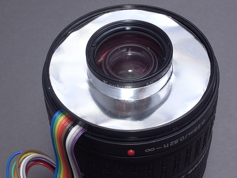 <b>アルミ板は、ストロボの反射板として、レンズ先端にこのようにセットする</b>