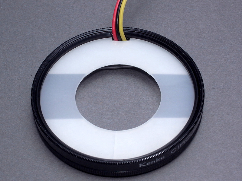 <b>PLフィルターの枠には、ガラスの変わりにアクリル板のパーツを組み込む。アクリルパーツの切り欠き部分に、キセノン管のコードを通す</b>