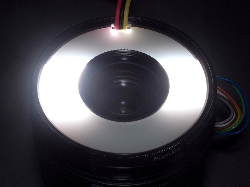 <b>ピカッと光らせるとこんな感じ。キセノン管は1つだが、反射板によって2灯式に振り分けたところがミソである。これで被写体の隅々まで照明が行き渡る照明が可能になった。しかしテスト撮影の結果、光がフラットになりすぎて、被写体の立体感や質感が損なわれる場合があることが判明した</b>