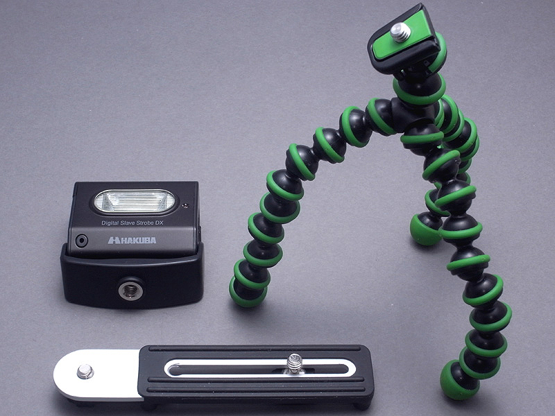<b>そこで、逆光用にもう一灯、スレーブストロボを加えることにした。ストロボはハクバ製「デジタルスレーブストロボDX」で、付属のブラケットも利用することにした。これにミニ三脚「ゴリラポッド」を加えた3点が、改造のための主な素材である</b>
