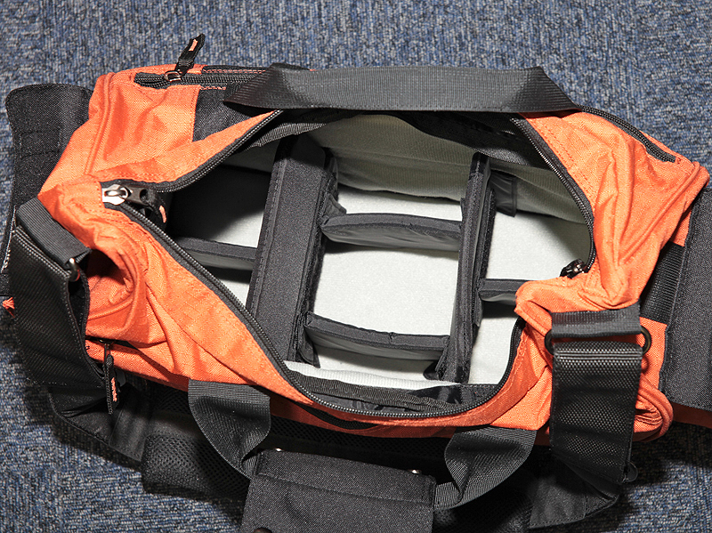 <b>内部は、ベルクロ式の仕切りで区分けしてある一般的なタイプ</b>