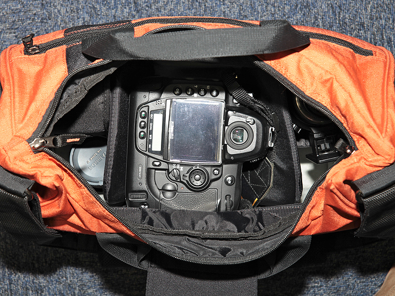 <b>24-70mm F2.8を装着したD3、70-200mm F2.8、マクロレンズ、ケース入りのストロボ（SB-900）を収納したところ。細めのレンズであれば、もう1本入る。</b>