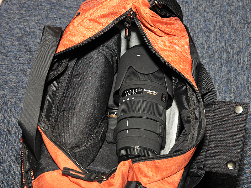 <b>D700に70-200mm F2.8を装着して収納したところ。この場合、上側にストロボやレンズ（70-200mm F2.8クラス）などを入れるなど、上下2気室的な収納ができる。</b>